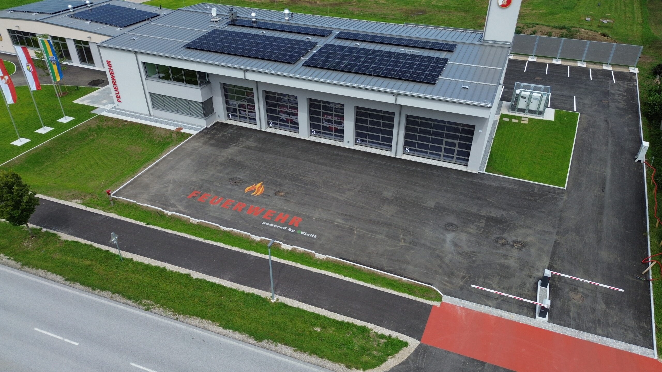 Blick aus der Luft: Das fertige Asphaltbild setzt ein starkes visuelles Zeichen vor dem neuen Feuerwehrhaus in St. Peter.