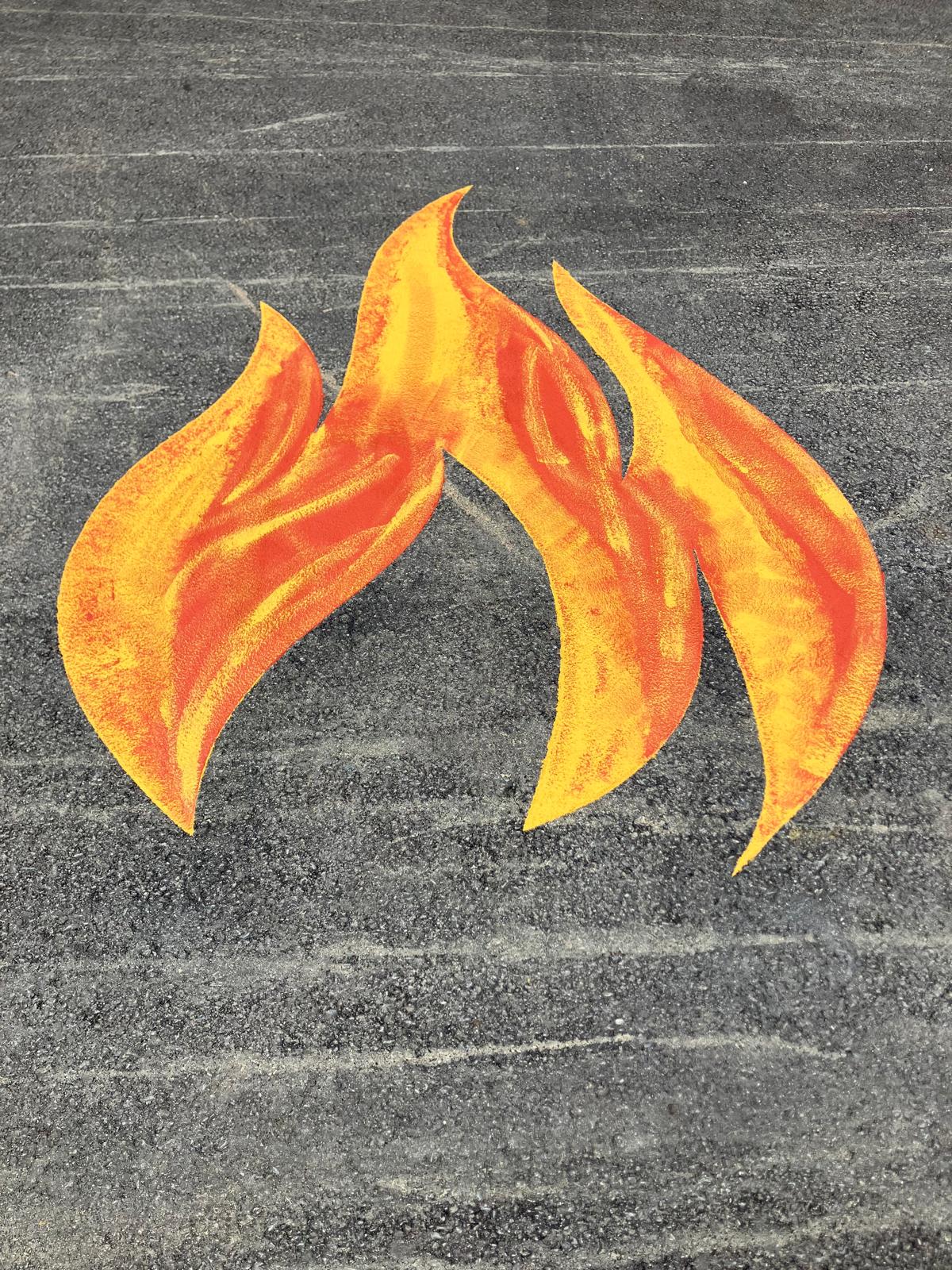 Die Flamme wirkt besonders lebendig – dank präziser Pinselarbeit und feinem Farbverlauf mit STRADAKOL.