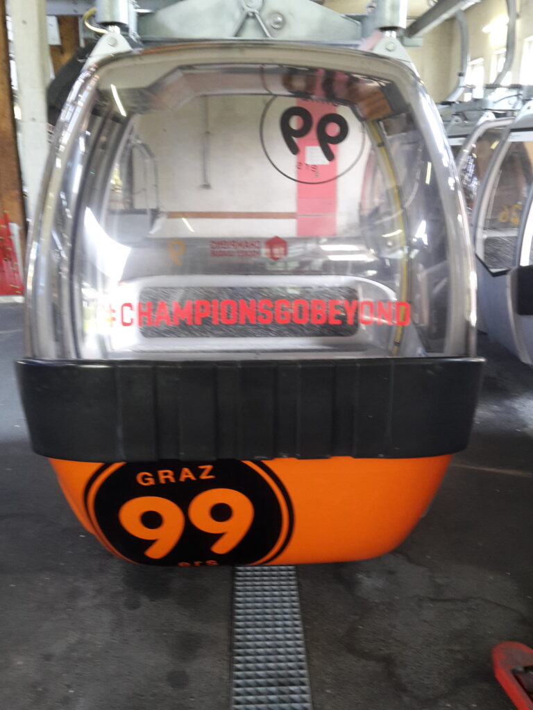 Talstation Schöckl VORHER: Verdunstungsrinnen mit Gitterrosten ...