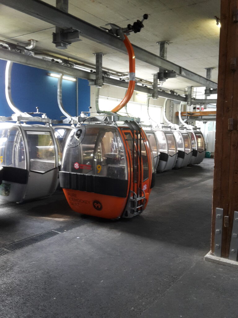 Talstation Schöckl VORHER: Unebenheiten, in denen sich Pfützen bildeten.