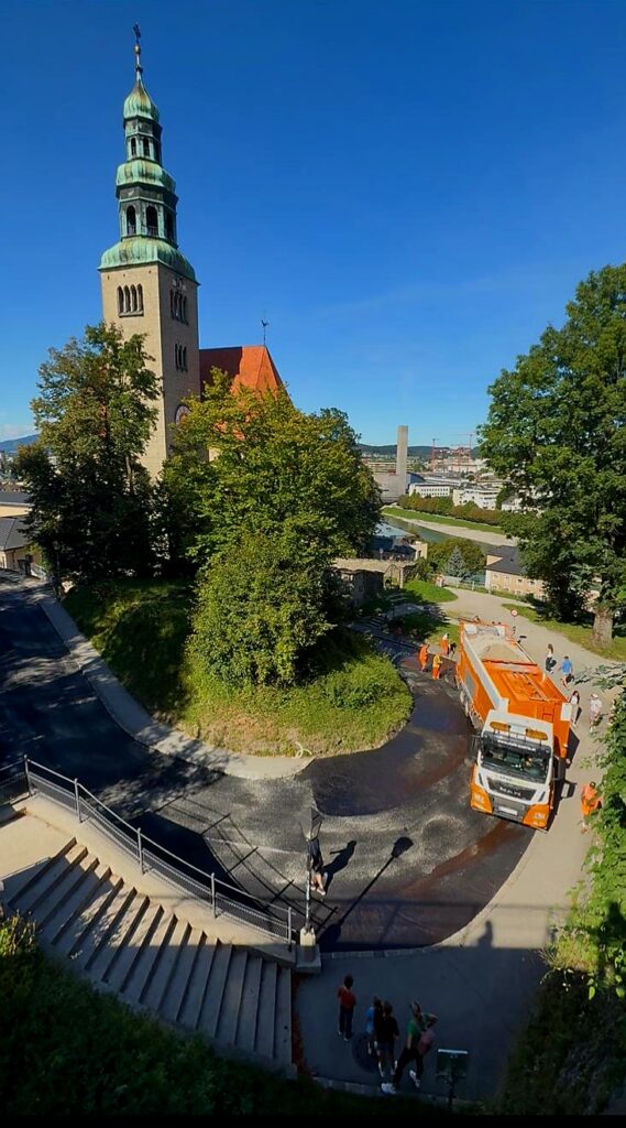 Sanierte Augustinergasse bergauf in steiler Kurve Richtung Mönchsberg