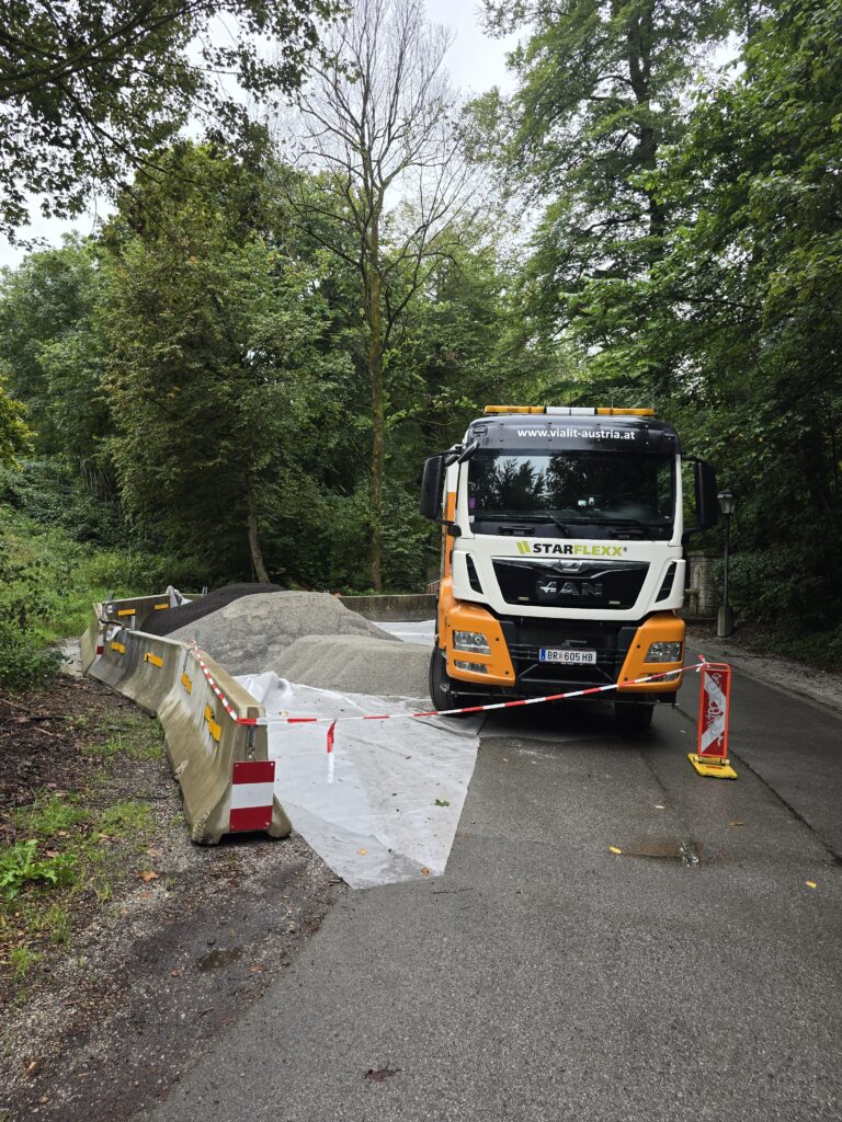 Starflexx Mönchsberg Sanierung: Lastwagen und Sandlager an der engen Augustinergasse